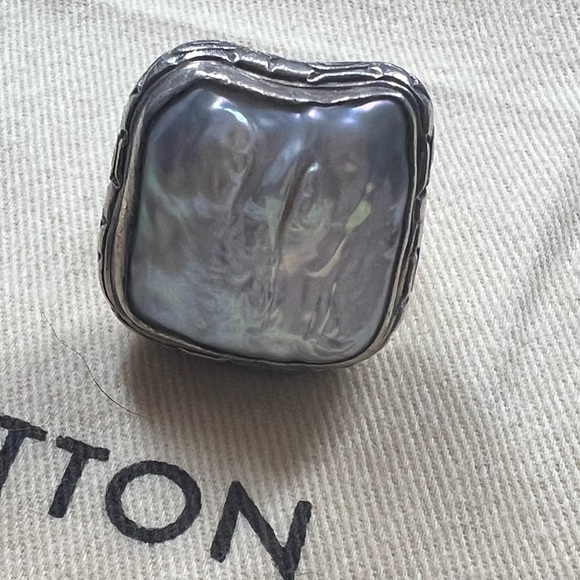 .925. Sterling Silver ring with large Mother of Pearl - Picture 2 of 7